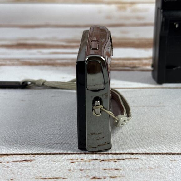 Nikon Coolpix S60 10MP Red w/Batt Charger - Picture 5 of 6